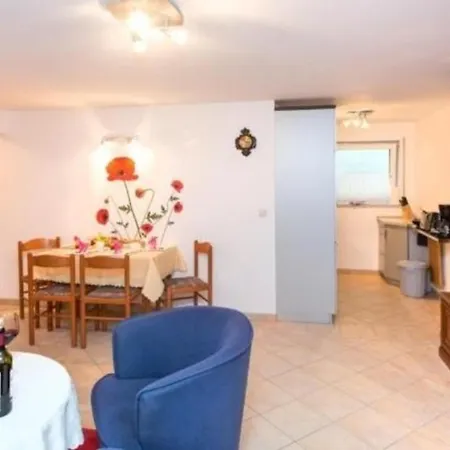 Apartment Souterrain-wohnung Am Ufer Der Mueritz *