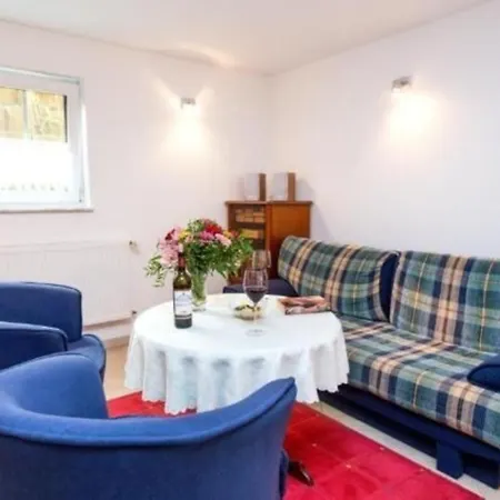 Souterrain-wohnung Am Ufer Der Mueritz Apartment